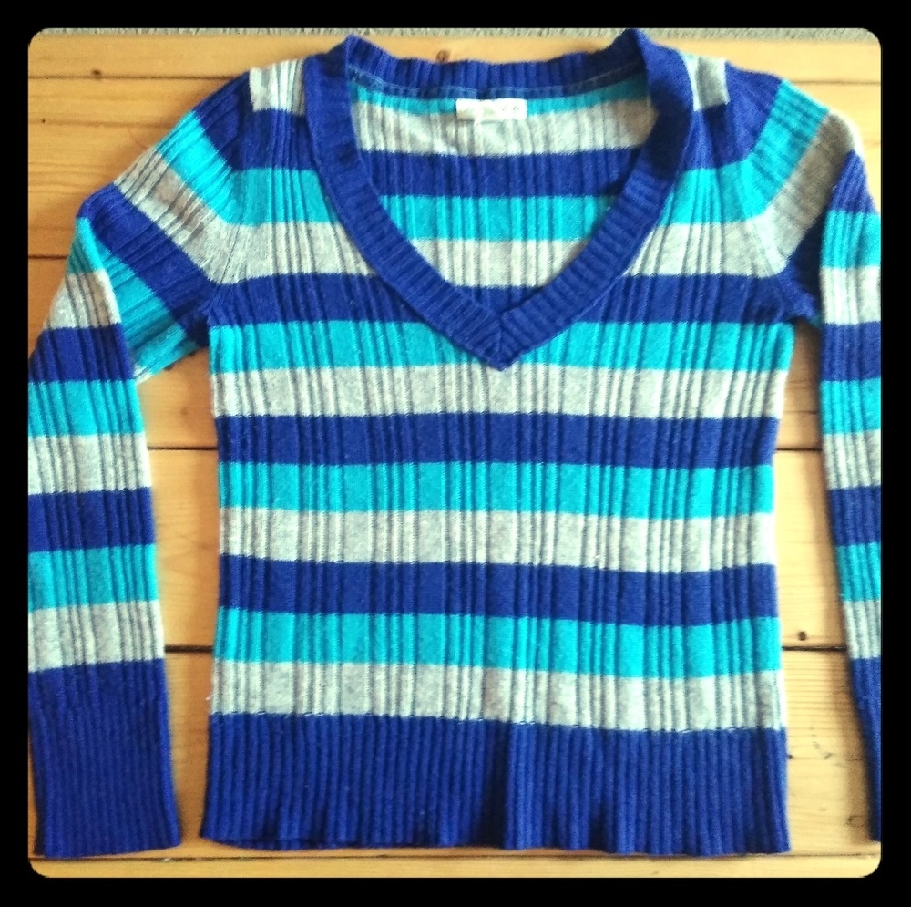 5/$20... Aeropostale v-neck sweater